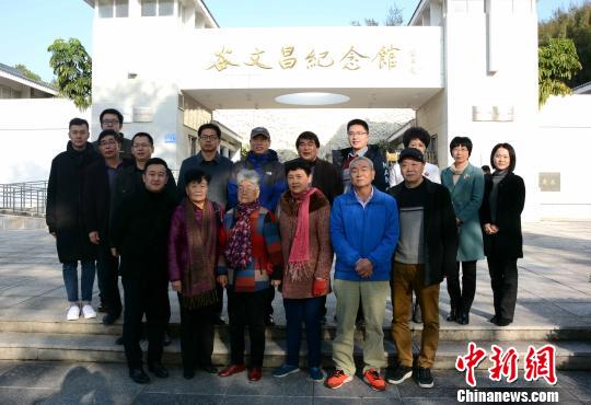 电视剧《谷文昌》剧组代表、谷文昌五个子女等嘉宾在谷文昌纪念馆前合影。 张金川 摄