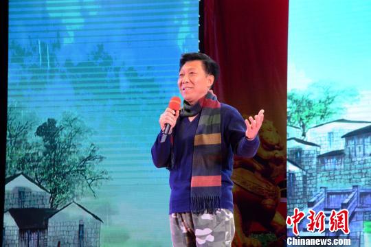 国家一级演员韩童生朗诵《雨巷》《念奴娇。赤壁怀古》。 张金川 摄